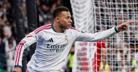 ريال مدريد يكتسح إشبيلية برباعية ويوجه إنذارا لبرشلونة قبل الكلاسيكو.