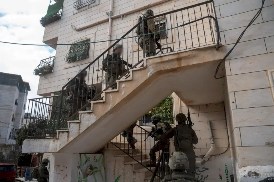 الجيش الإسرائيلي: اعتقلنا 14 فلسطينيًا وصادرنا أسلحة من جبل جوهر بالخليل