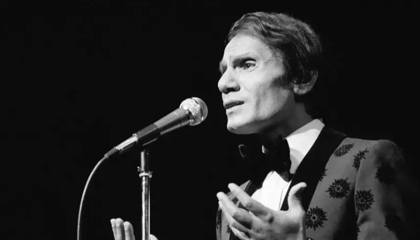 أسرة “العندليب” تنفي مطالبتها بفيلم عالمي على غرار مايكل جاكسون