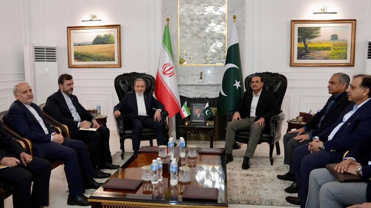 وزير الخارجية الإيراني يسلم قائد الجيش الباكستاني رد بلاده