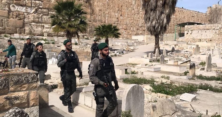 الاحتلال يُجبر أهالي قرية العصاعصة بمحافظة جنين على إخراج ميت من قبره