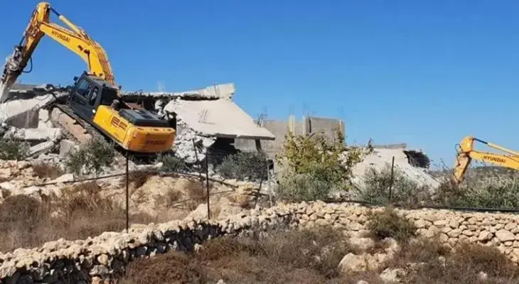 الاحتلال يهدم بركسات وحظائر الماشية في بادية يطا جنوب الخليل