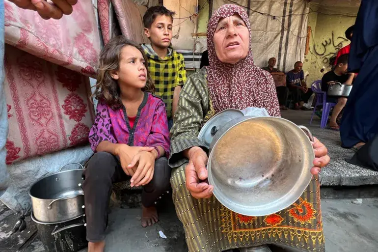 تكيات غزة في قفص الاتهام.. الطعام المقدم مابين السيء والقليل والمواطن يشتكي ويطالب بالتغيير