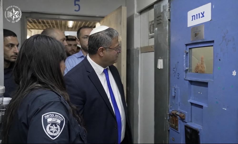المتطرف بن غفير ينشر مشاهد جديدة للتنكيل بالأسرى