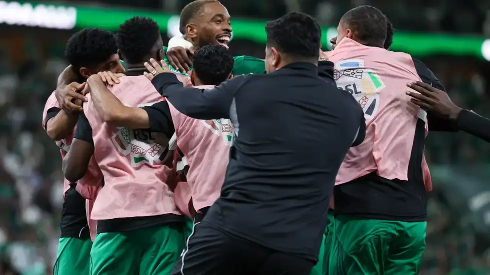 أهلي جدة يُضيّق الخناق على الهلال بثلاثية في نيوم