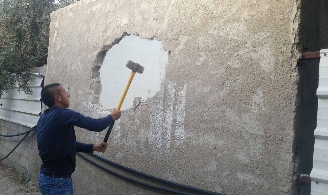 الاحتلال يجبر مقدسيًا على هدم 5 منشآت ومحال تجارية في وادي الجوز
