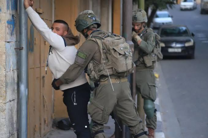 حملة اقتحامات واسعة للاحتلال بالضفة والقدس تخللها اعتقالات وإصابات باختناق