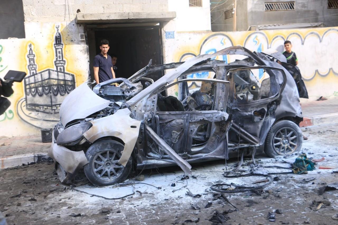 3 شهداء ومصابون جراء قصف سيارة مدنية شمال مخيم المغازي وسط القطاع