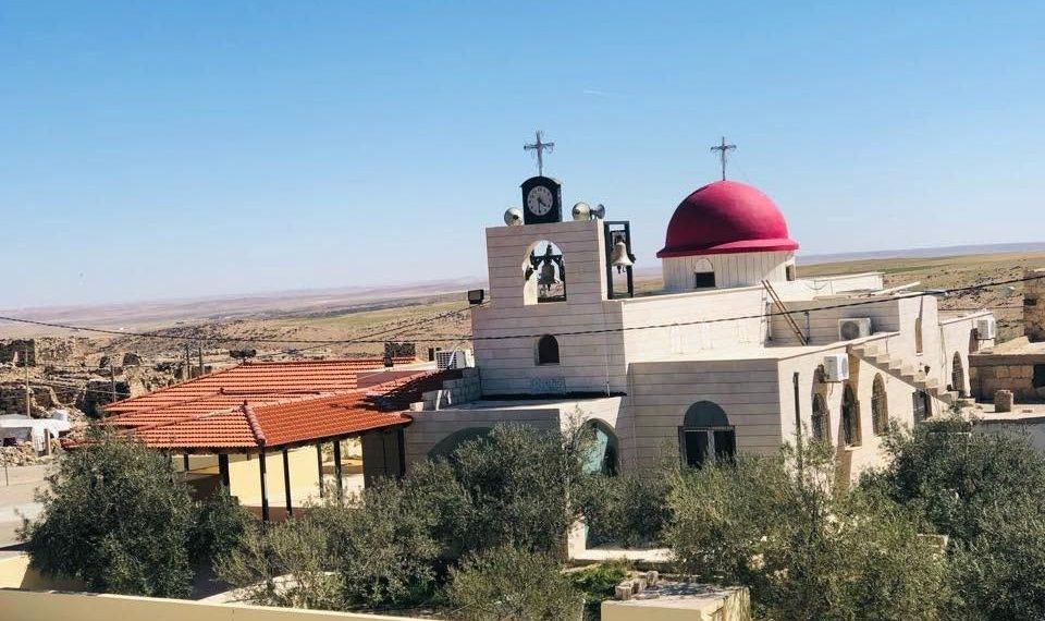 مقتل 6 أشخاص وإصابة 28 في إطلاق نار استهدف جنازة داخل كنيسة بالكرك الأردنية