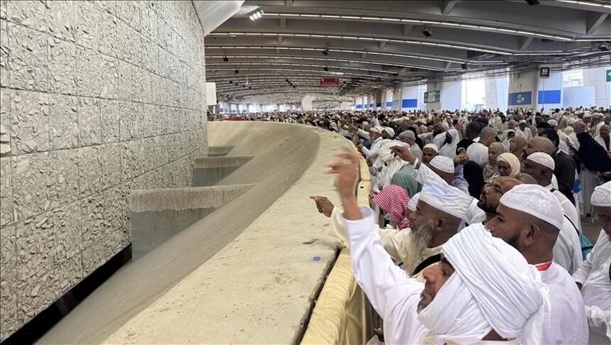 الحجاج يبدأون رمي الجمرات وذبح الأضاحي في أول أيام العيد