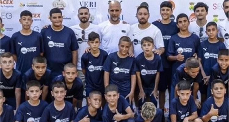 غوارديولا يستضيف 25 طفلًا فلسطينيًا في معسكره الصيفي دعمًا لقيم التضامن والتعايش