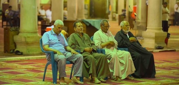 حكم الصلاة والإنسان جالس