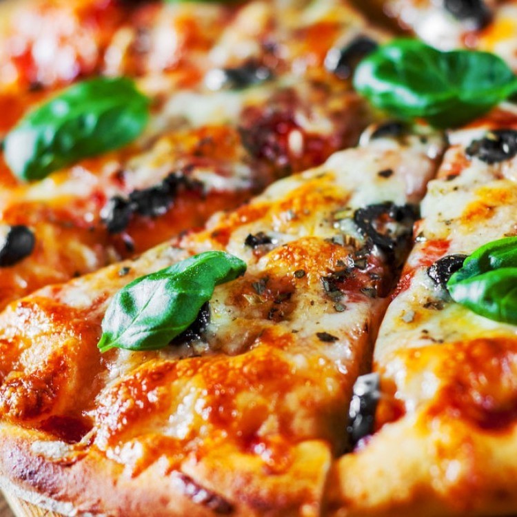 طريقة عمل "بيتزا الأجبان" بالفطر والببروني