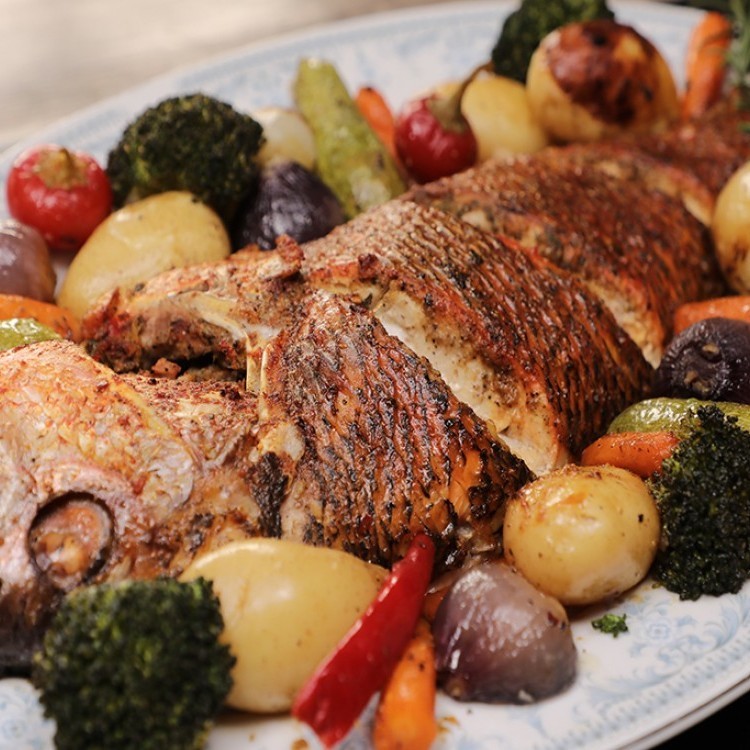 بالفيديو: طريقة عمل "سمكة محشية" بالفرن