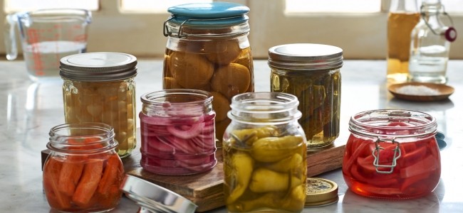 شاهدى بالفيديو: اليكٍ سيدتي "5" طرق لإنقاذ "المخلل" البيتي المالح