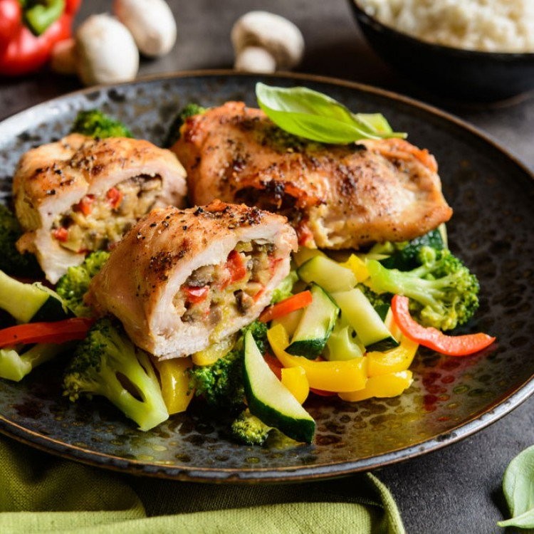 طريقة عمل "رولات الدجاج" المحشية بالخضار