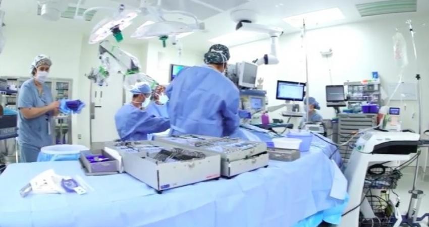 بالفيديو:  عملية جراحية في مصر "غير مسبوقة" لجنين برحم أمه