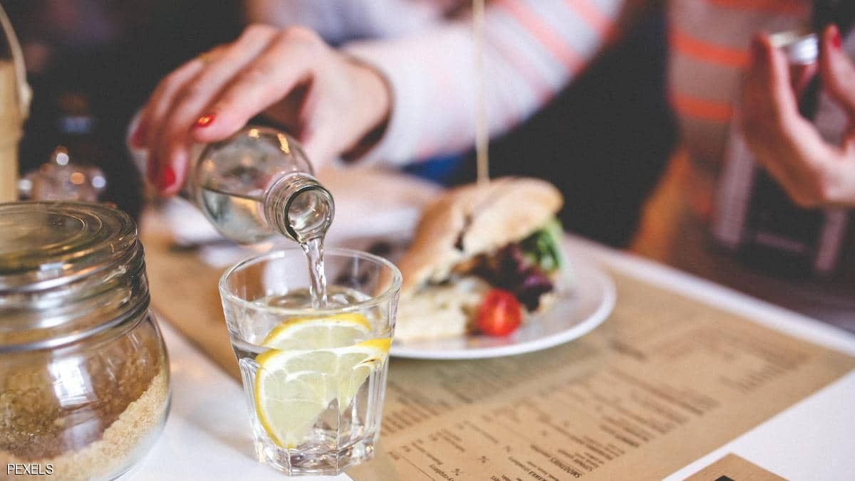 مشروب "الماء بالليمون" فوائد عظيمة لا تخطر على البال