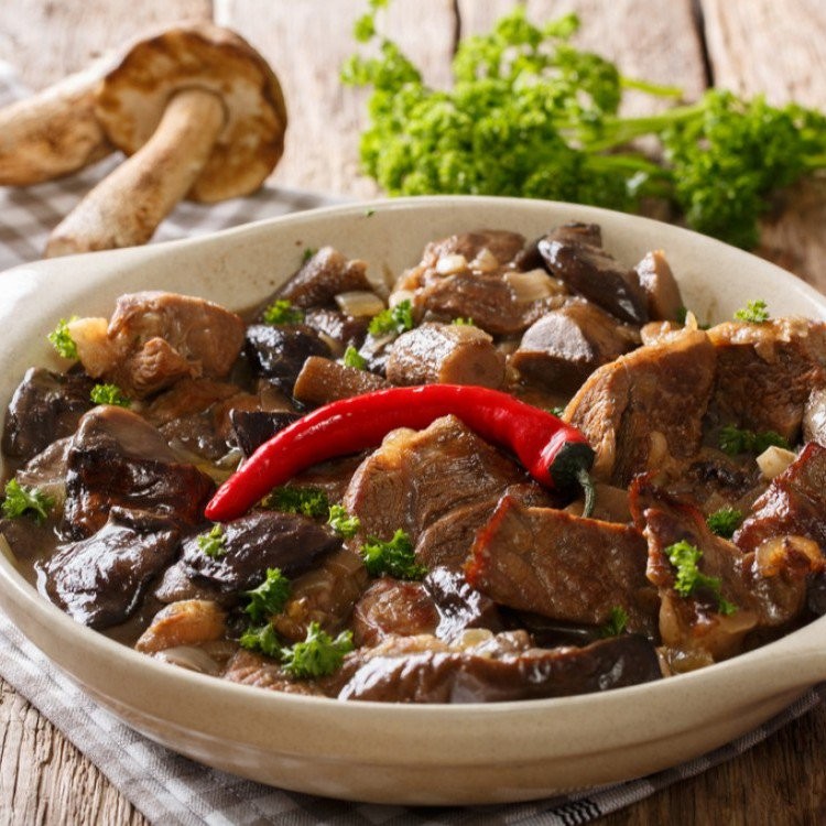 طريقة عمل "صينية لحم" بالفرن مع الفطر