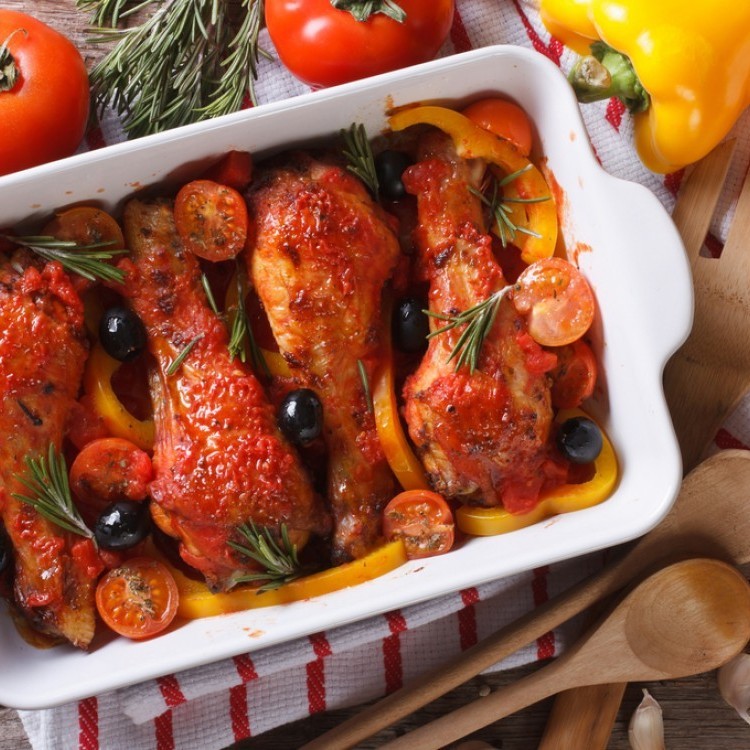 طريقة عمل "دجاج مشوي" بالطماطم