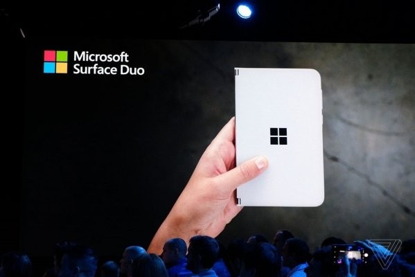 مايكروسوفت  تعد بـ"مفاجأة استثنائية" في هاتفها القابل للطي