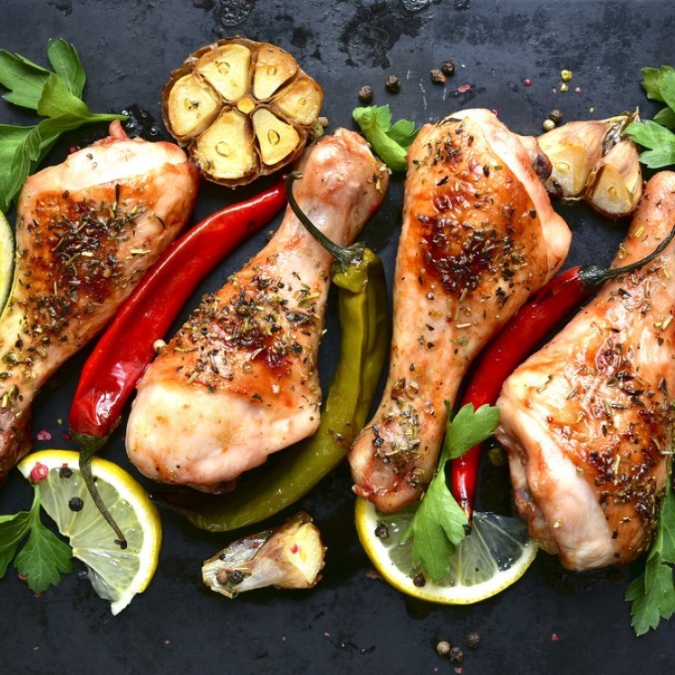 بالفيديو: طريقة عمل "أفخاذ الدجاج" الحارة