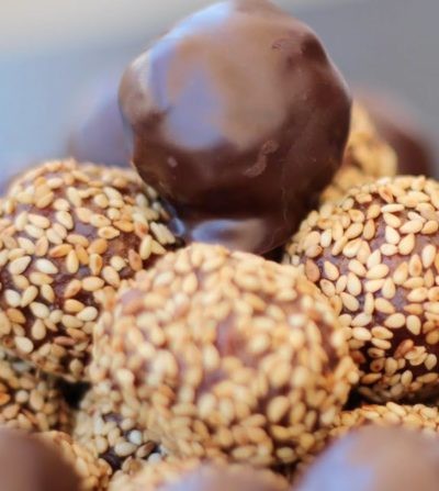 بالفيديو: طريقة تحضير "كرات التمر" بالمكسرات