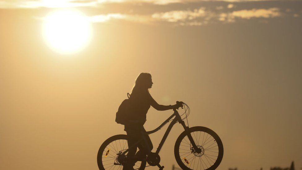 بالفيديو: فيتامين "د" بمواجهة فيروس كورونا هل يقي "غذاء الشمس" من الإصابة؟