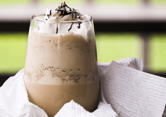 بالفيديو: طريقة تحضير "ميلك شيك" بالنسكافيه والشيكولاتة