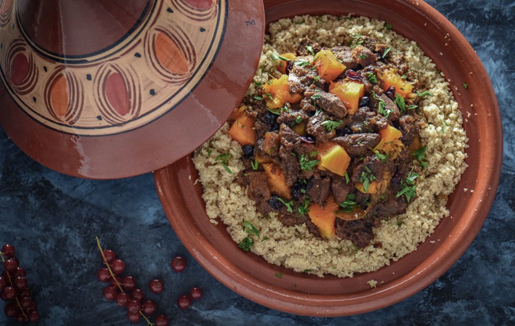 بالفيديو: طريقة عمل "طاجين لحم" الضأن بالتمر والفستق