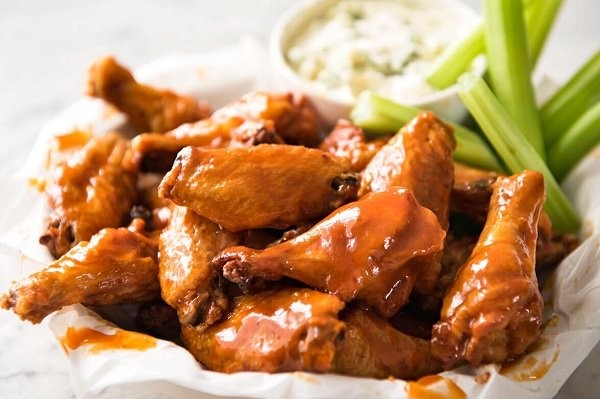 بالفيديو: طريقة عمل "أجنحة الدجاج" بالصلصة الحارة والجبن