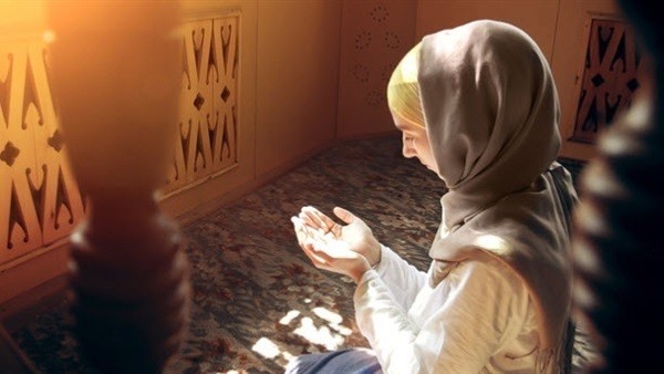 ما حدث معجزة : كانت تصلي وطفلها ينادي.. فجاء شقيقه الأكبر وكانت المفاجأة حين قال..!