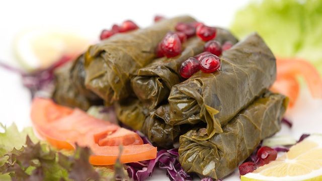 بالفيديو: طريقة عمل "ورق العنب" بدبس الرمان