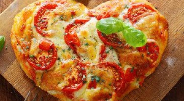 بالفيديو | طريقة تحضير "بيتزا" على شكل قلب