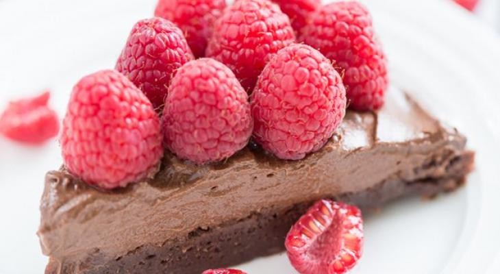 بالفيديو: طريقة عمل "موس الشكولاته" مع البراونيز