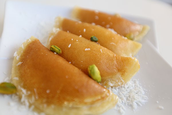 بالفيديو | القطايف بـ"الجبنة" حلا رمضان التقليدي