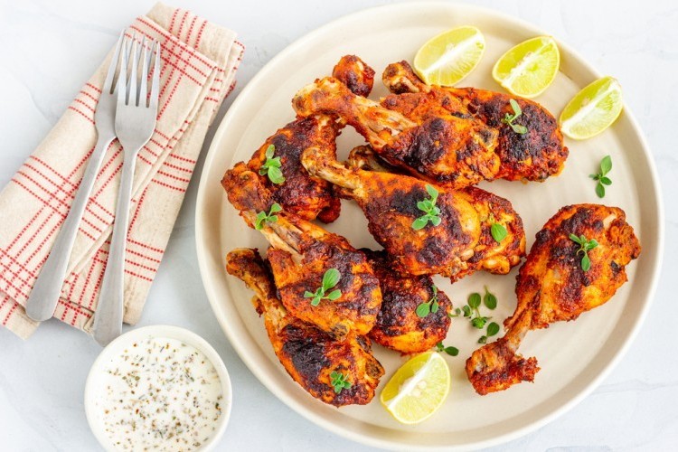 بالفيديو | طريقة عمل"أفخاذ الدجاج" بالليمون وجوز الهند