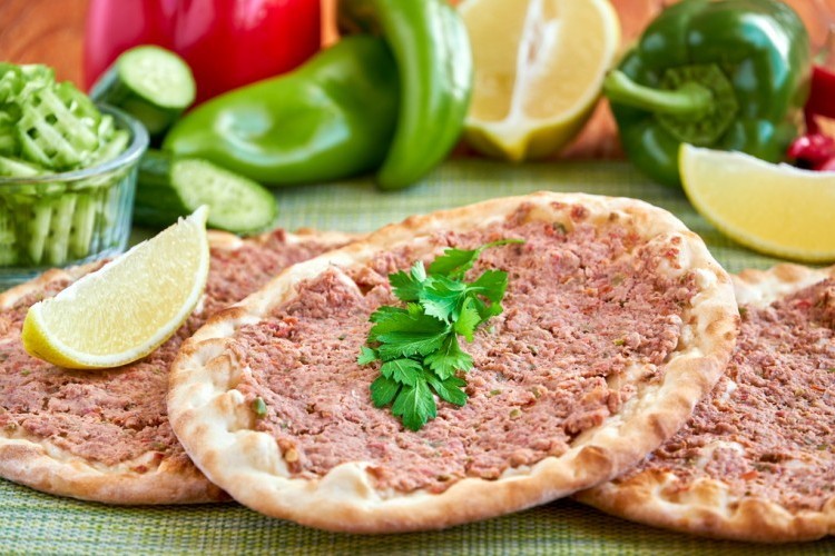 بالفيديو | طريقة عمل "عجينة الصفيحة الشامية" الرقيقة