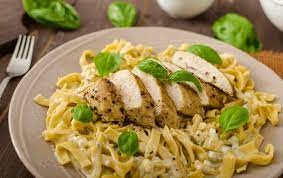 بالفيديو: طريقة عمل "معكرونة بالدجاج" المشوي