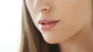 تفتيح الشفة العلوية الداكنة