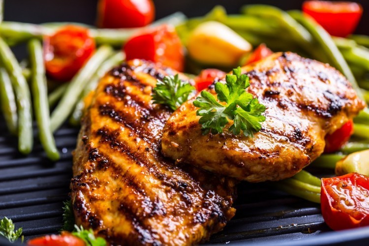 بالفيديو: طريقة عمل "تتبيلة الدجاج" على الفحم