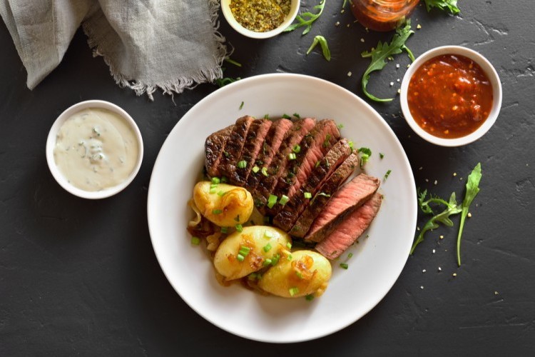 بالفيديو: طريقة عمل "شرائح اللحم" بالزعتر والبطاطس