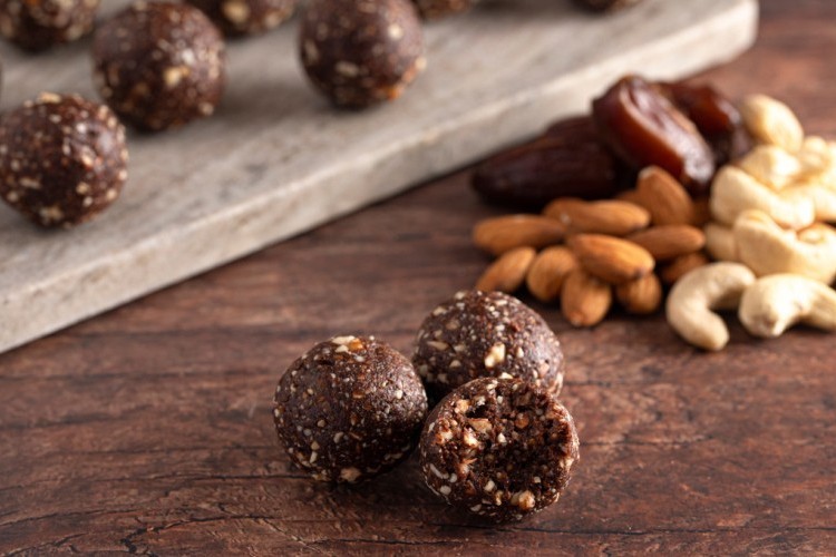 بالفيديو: كرات التمر بالمكسرات