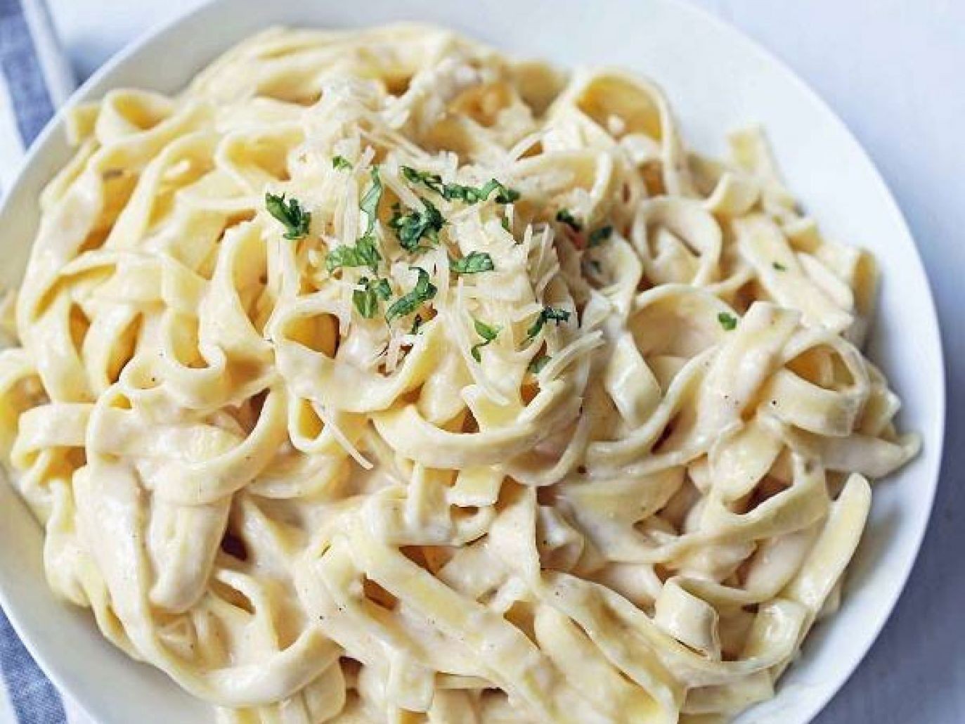 فتوتشيني بالدجاج والكريمة