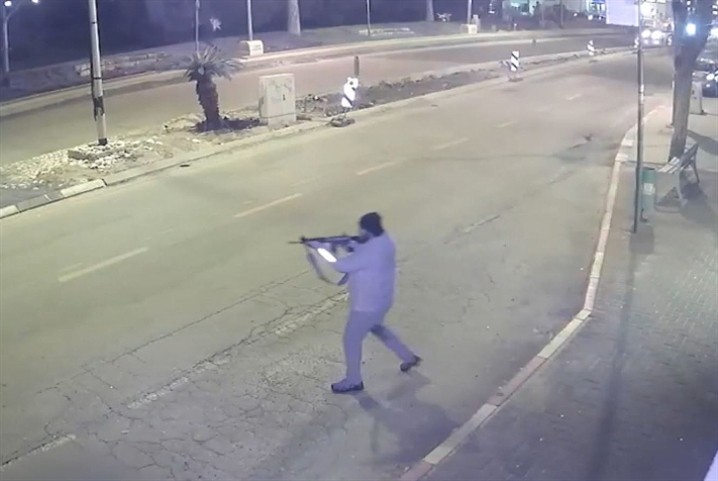 بعد عملية الخضيرة.. مُراقب لـ"خبر": إسرائيل ستعمل على تقنين وجمع الأسلحة من فلسطينيي الداخل