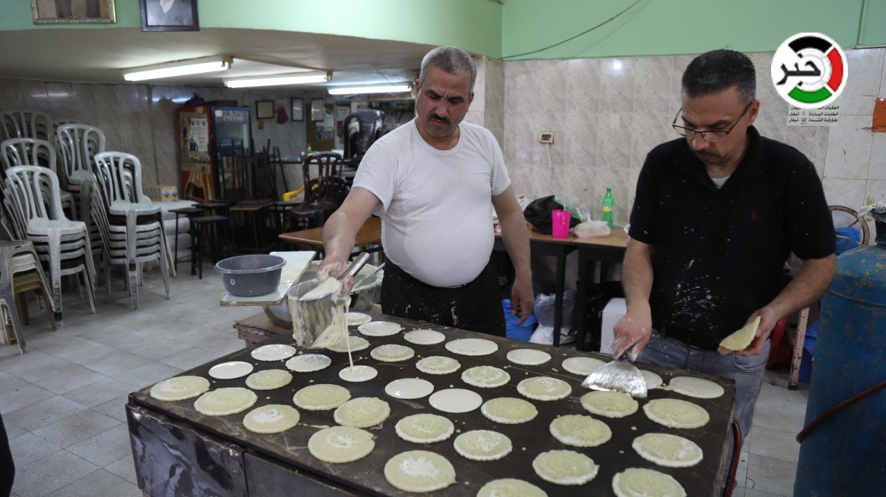 شاهد بالفيديو: كيف يتم إعداد "قطايف رمضان" في رام الله وما هي أغرب طلبات الصائمين؟