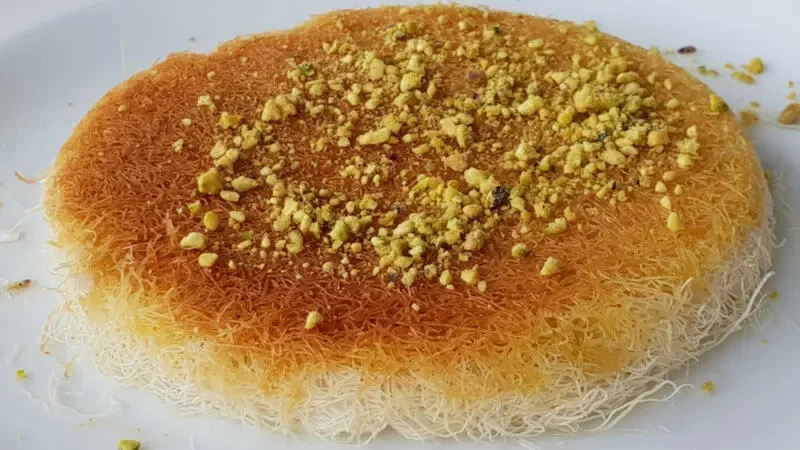 حلويات رمضانية.. طريقة عمل الكنافة بالقشطة