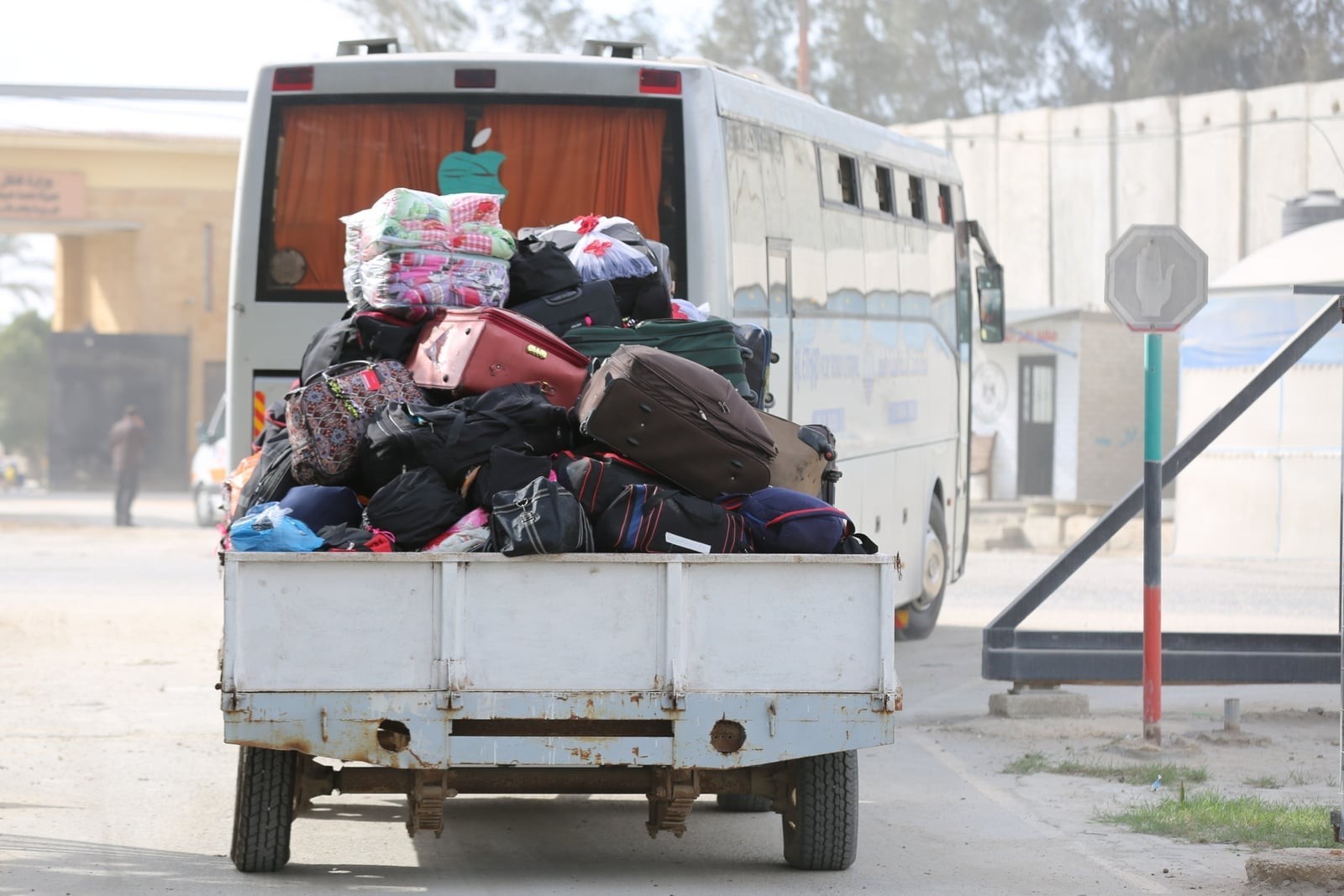 أبو مذكور يكشف لـ"خبر": هل سيتم تعويض معتمري قطاع غزّة بعد احتراق كافة حقائبهم؟!