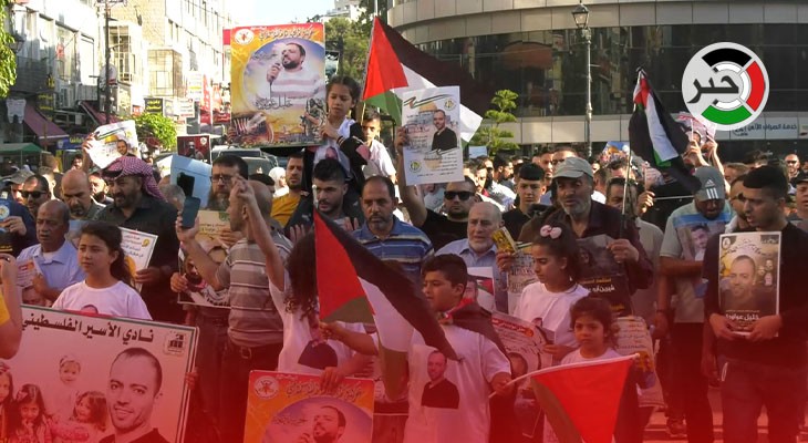 بالفيديو: وقفة دعم وإسناد للأسرى الفلسطينيين على دوار المنارة وسط رام الله