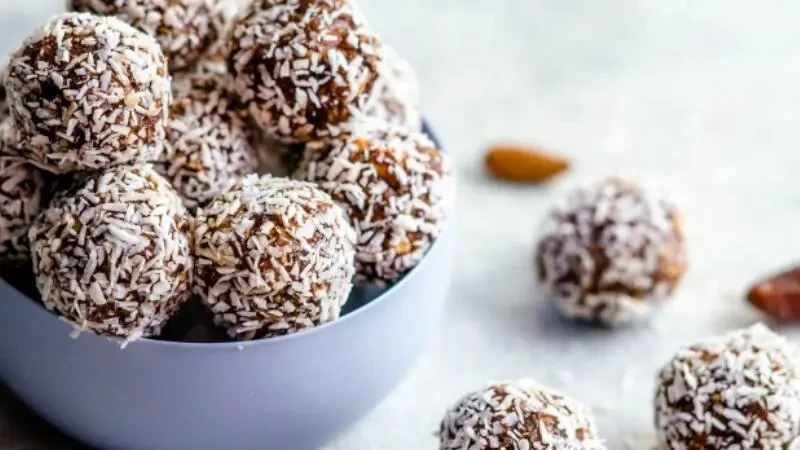 بالفيديو: طريقة عمل كرات تمر بالكاكاو وجوز الهند